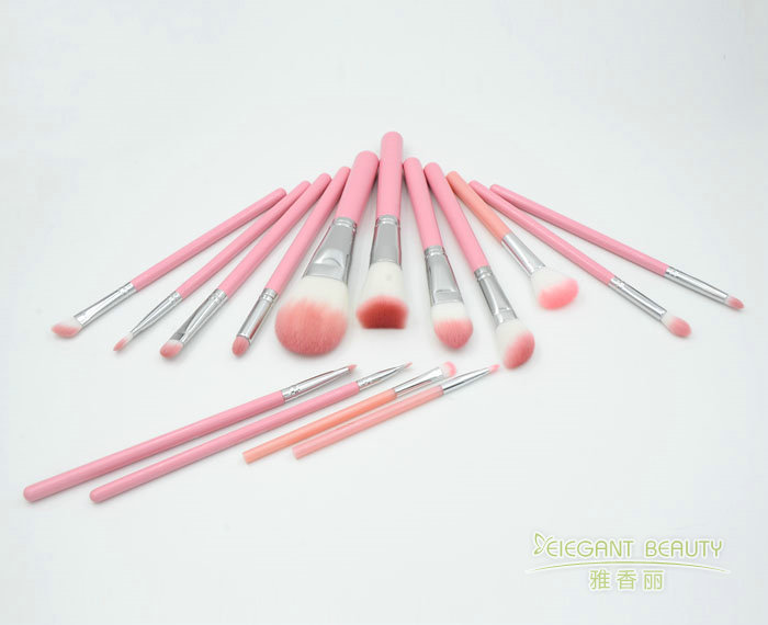 针对不同化妆技巧，应如何选择适合的新大香蕉网型号和大小？