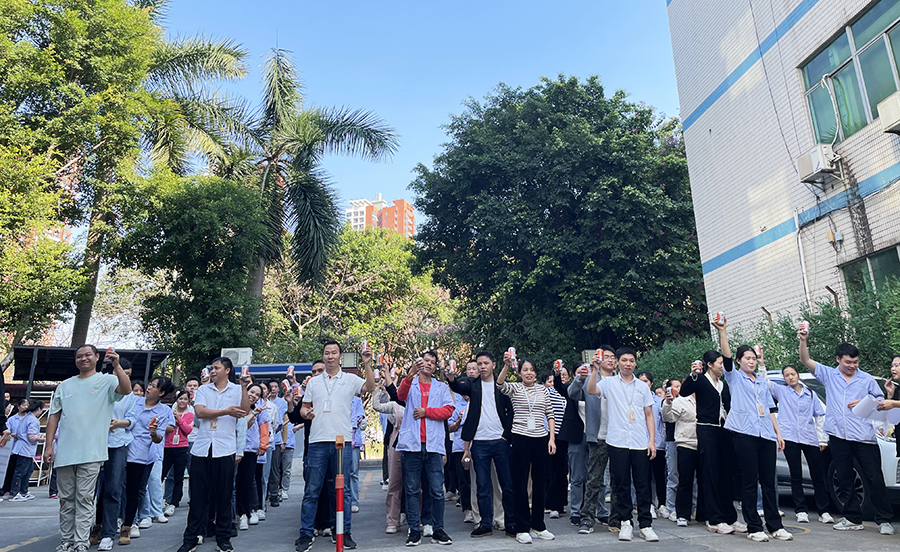 ”聚力同行 绳彩飞扬“~拔河比赛在911香蕉视频APP人的一声声呐喊助威中圆满结束！